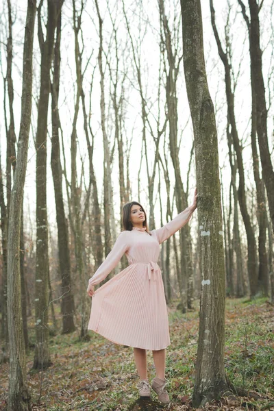 Egy Fiatal Kaukázusi Finom Rózsaszín Ruhában Pózol Erdőben — Stock Fotó