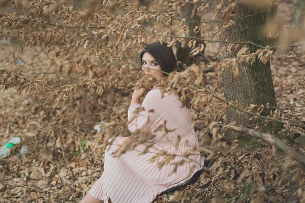 Scenic Shot Beautiful Caucasian Woman Posing Blurred Background — ストック写真