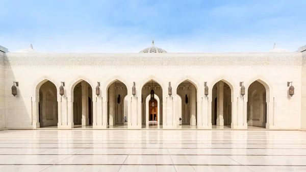 Grande Moschea Del Sultano Qaboos Sotto Luce Del Sole Cielo — Foto Stock