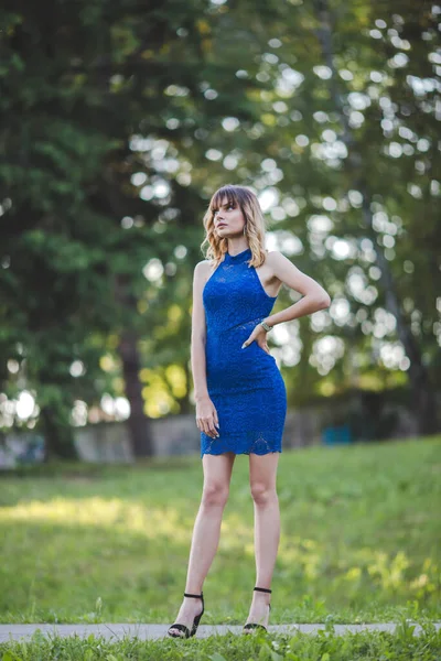 Ένα Ρηχό Πλάνο Εστίασης Μιας Γυναίκας Αυτοπεποίθηση Καυκάσιας Μπλε Φόρεμα — Φωτογραφία Αρχείου