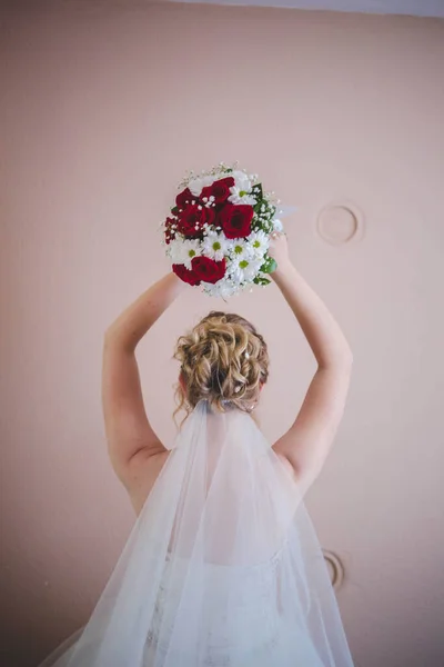 Eine Vertikale Rückansicht Einer Braut Die Einen Strauß Über Ihren — Stockfoto