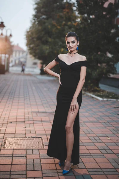 Tiro Foco Raso Uma Mulher Caucasiana Confiante Vestido Elegante Preto — Fotografia de Stock