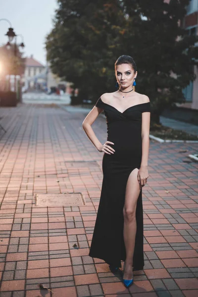 Eine Flache Fokusaufnahme Einer Selbstbewussten Kaukasierin Einem Schwarzen Eleganten Kleid — Stockfoto