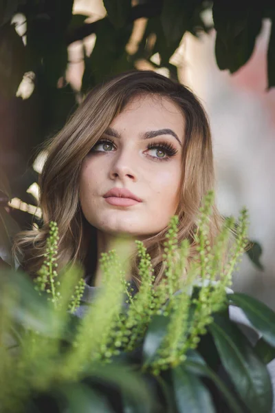 Eine Flache Fokusaufnahme Einer Selbstbewussten Kaukasierin Die Einem Park Für — Stockfoto