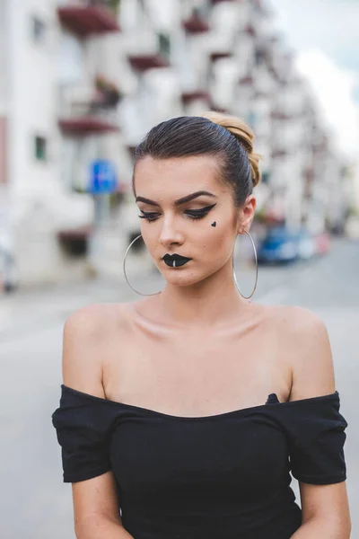 Shallow Focus Shot Confident Caucasian Female Posing Camera Outdoor — Stock Photo, Image