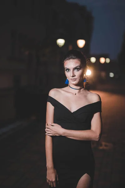 Ytlig Fokusbild Självsäker Vit Kvinna Svart Elegant Klänning Poserar För — Stockfoto