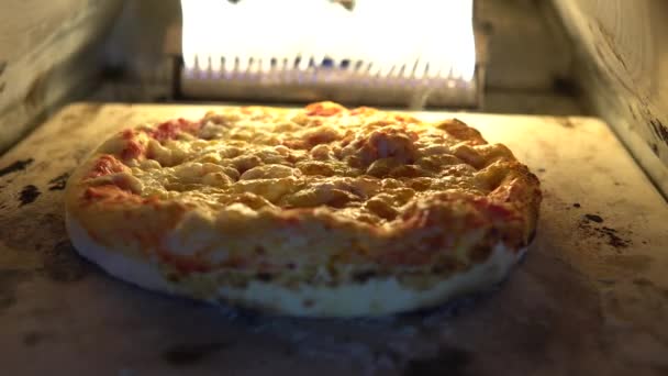 Eine Person Dreht Das Pizzabacken Ofen — Stockvideo