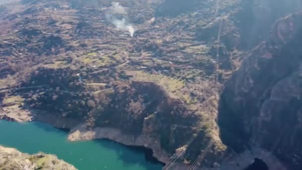 Luftaufnahme Einer Stadt Einer Bergigen Gegend Mit Einem Fluss — Stockvideo