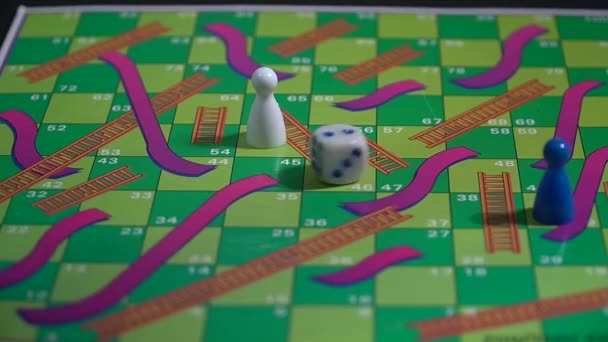 掷骰子的人掷骰子并在桌上下棋的人 — 图库视频影像
