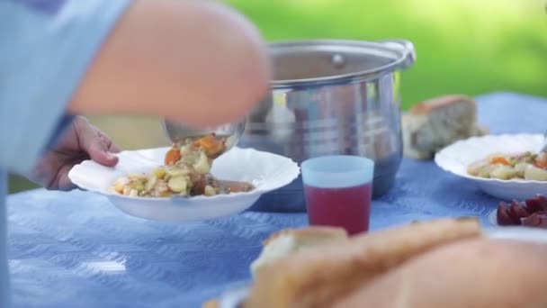 Una Persona Poniendo Sopa Plato — Vídeos de Stock