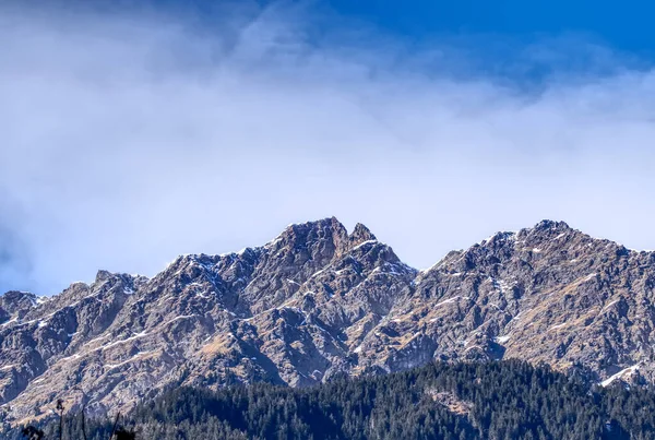 Los Hermosos Picos Montaña Las Colinas Cubiertas Árboles Bajo Cielo —  Fotos de Stock