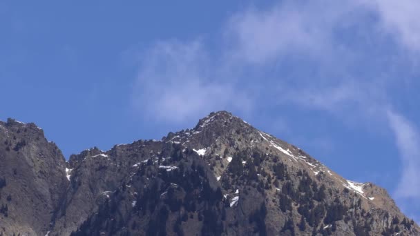 在蔚蓝的天空下俯瞰高山的低角 — 图库视频影像
