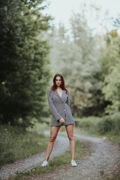 Vertical Shot Caucasian Female Houndstooth Pattern Dress Standing Forest Trail — Stock Photo, Image