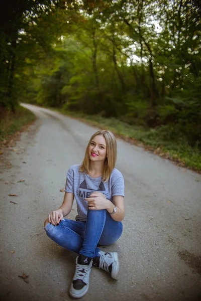 Een Verticaal Schot Van Een Mooie Blanke Blonde Vrouw Poseren — Stockfoto