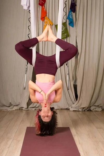 Ung Passform Armenisk Kvinna Utövar Antenn Yoga Poser Hängmatta Studio — Stockfoto