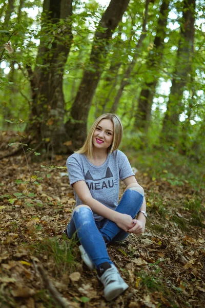 Een Verticaal Schot Van Een Mooie Blanke Blonde Vrouw Poseren — Stockfoto