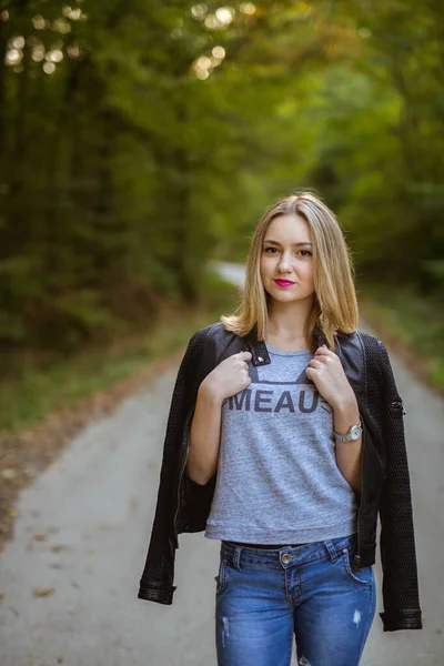 Een Verticaal Schot Van Een Mooie Blanke Blonde Vrouw Poseren — Stockfoto