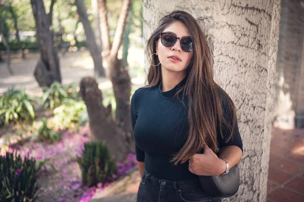Cool Sexy Mexican Woman Sunglasses Posing Garden — Stock Photo, Image