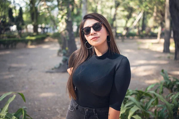 Uma Mulher Mexicana Sexy Legal Óculos Sol Posando Jardim — Fotografia de Stock