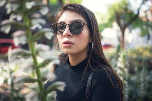 Cool Sexy Mexická Žena Slunečních Brýlích Pózování Zahradě — Stock fotografie