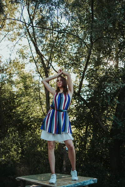 Disparo Vertical Una Joven Mujer Caucásica Vestido Colorido Posando Parque —  Fotos de Stock