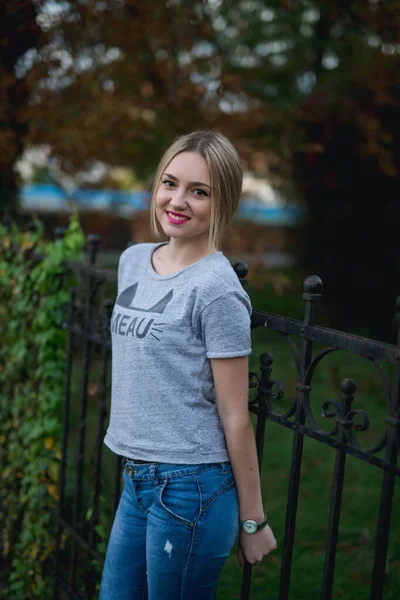 Een Verticaal Schot Van Een Mooie Blanke Blonde Vrouw Poseren — Stockfoto