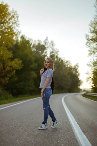 Een Verticaal Schot Van Een Mooie Blanke Blonde Vrouw Poseren — Stockfoto