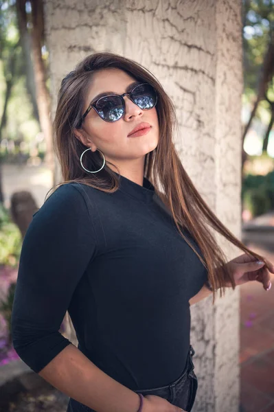 庭でポーズをとるサングラスのクールなセクシーなメキシコ人女性 — ストック写真