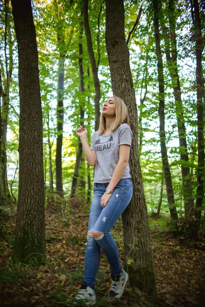 Una Foto Vertical Una Hermosa Rubia Caucásica Fumando Cigarrillo —  Fotos de Stock