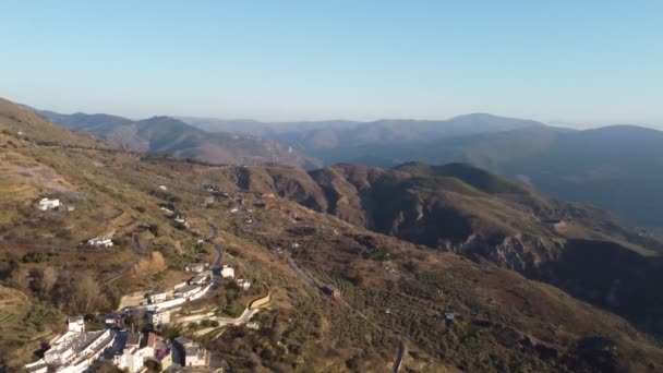 Luftaufnahme Der Berge Einem Sonnigen Tag Aufgenommen — Stockvideo