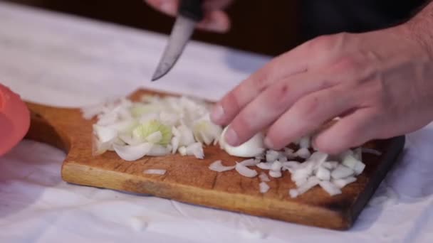 Primer Plano Hombre Cortando Cebollas Una Pequeña Tabla Cortar Madera — Vídeos de Stock