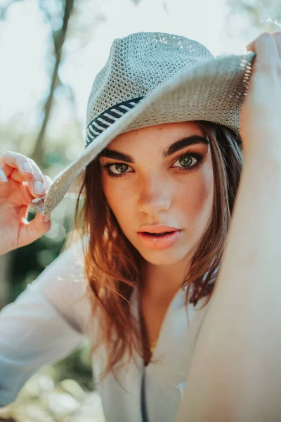 Retrato Vertical Una Joven Mujer Caucásica Con Ojos Verdes Sombrero —  Fotos de Stock