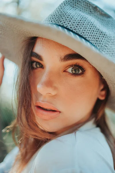 Retrato Vertical Uma Jovem Caucasiana Com Olhos Verdes Chapéu Fedora — Fotografia de Stock