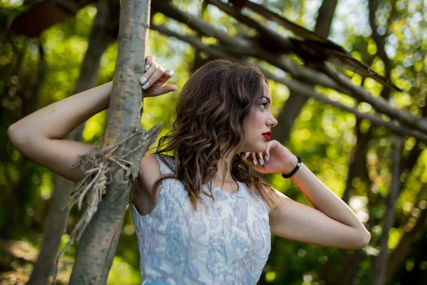 Genç Beyaz Bir Kadının Portresi Ormandaki Tahta Bir Direğe Yaslanıyor — Stok fotoğraf
