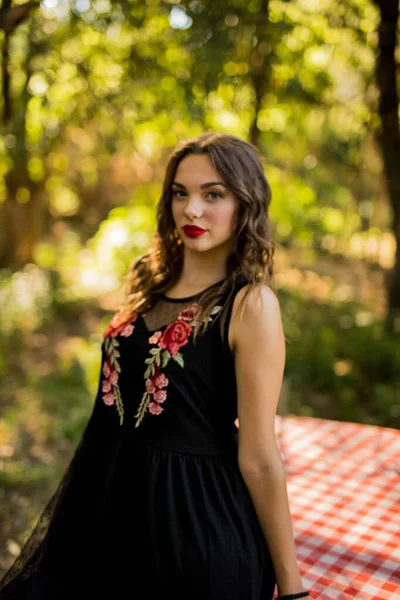 Вертикальний Знімок Молодої Кавказької Жінки Чорній Сукні Парку — стокове фото