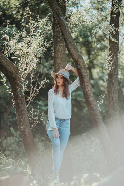 Een Verticaal Schot Van Een Stijlvolle Blanke Vrouw Jeans Shirt — Stockfoto