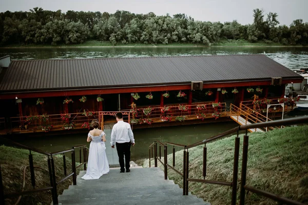Прекрасне Подружжя Яке Проводить Весілля Плаваючому Ресторані Річці Сава Боснія — стокове фото