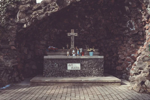 Tomb Big Wooden Cross Religious Souvenirs Rocky Cave — Stock Photo, Image