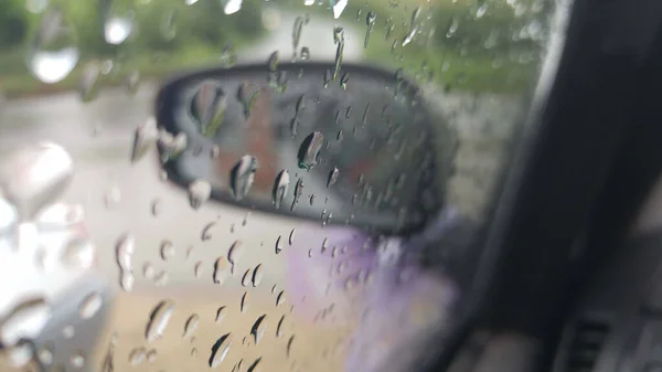 Egy Közeli Felvétel Egy Esőcseppekkel Borított Autóablakról — Stock Fotó