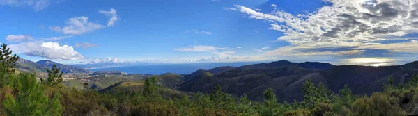 Панорамный Вид Горы Покрытые Зданиями Деревьями Облачным Голубым Небом — стоковое фото