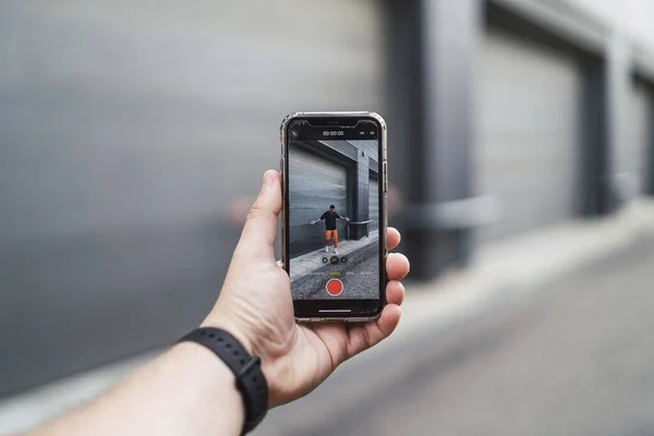 Eine Männliche Hand Hält Ein Telefon Und Macht Ein Video — Stockfoto