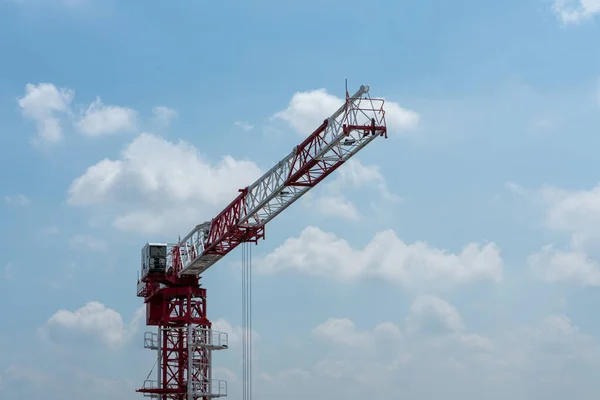 工业建筑用起重机对着蓝天和蓝云 横向射击 — 图库照片