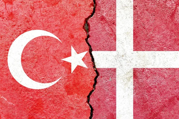 Banderas Turquía Dinamarca Aisladas Sobre Fondo Pared Agrietado — Foto de Stock