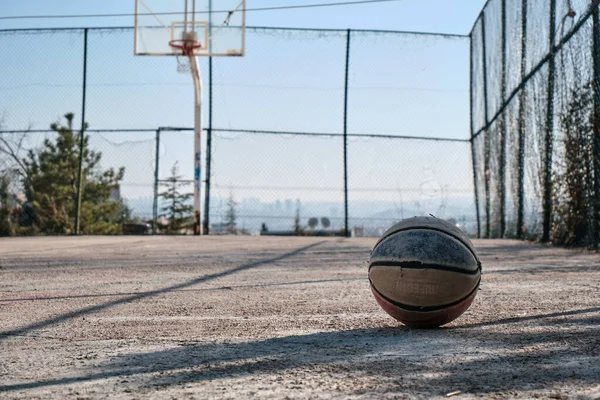 Starý Basketbal Prázdném Hřišti — Stock fotografie