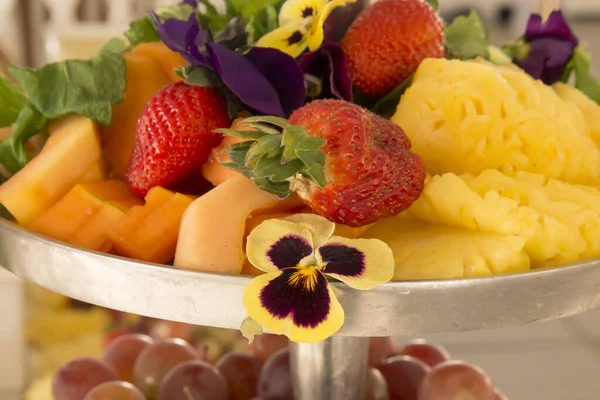Nyári Gyümölcs Tál Szamóca Ananász Dinnye Papaya Szőlő Virágok Fel — Stock Fotó