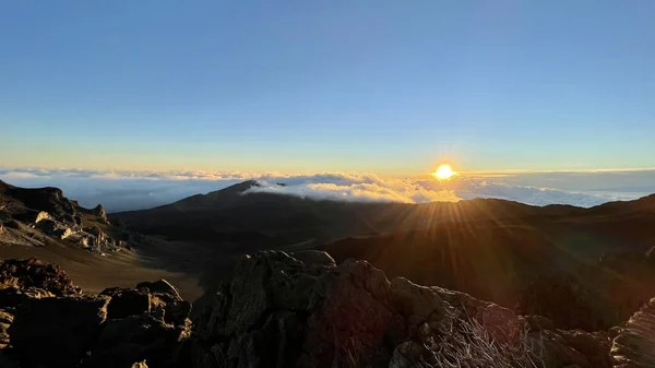 Campi Rocciosi Sulle Montagne Una Giornata Nuvolosa Soleggiata — Foto Stock