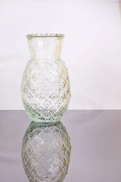 テーブルの上のガラス花瓶の垂直ショット — ストック写真