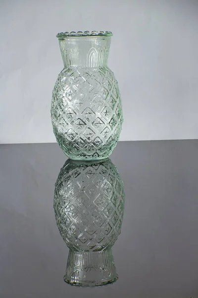 ガラスの花瓶の垂直ショット — ストック写真