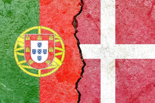 Banderas Portugal Dinamarca Aisladas Sobre Fondo Pared Agrietado — Foto de Stock