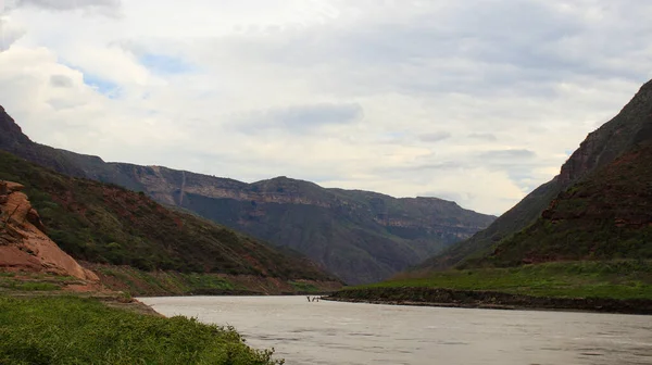 Rio Que Corre Através Montanhas Rochosas — Fotografia de Stock